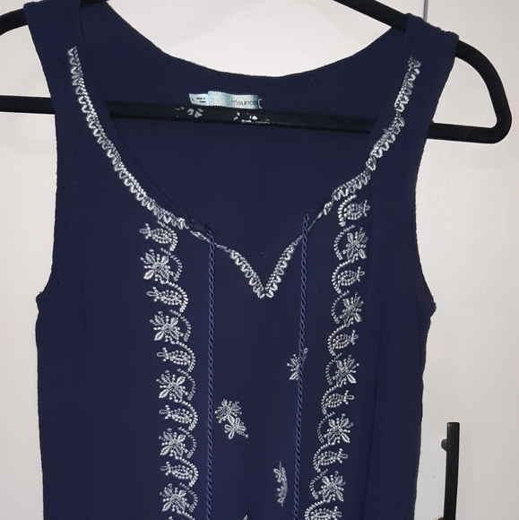 2/25 Sleeveless embroidered navy top - Picture 1 of 3